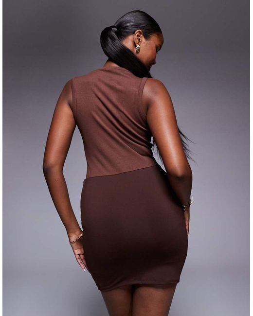 Vestido Corto Marrón Acanalado Sin Mangas Con Falda Ajustada De ASOS de color Brown