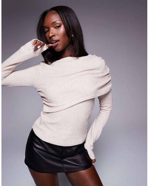 Top Morbidissimo Drappeggiato A Maniche Lunghe Color Avena Con Scollo A Barchetta di ASOS in Gray