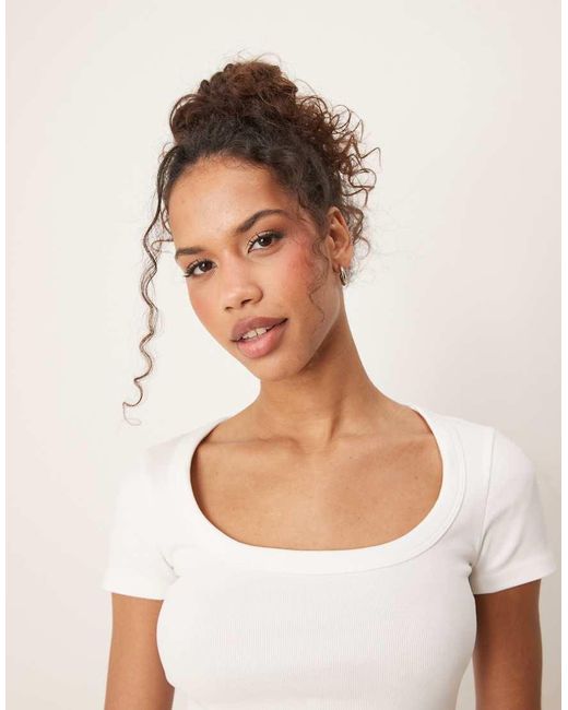 Gina Tricot Slim-Fit Geribbelde Top Met Lage Ronde Hals En Korte Mouwen in het Pink