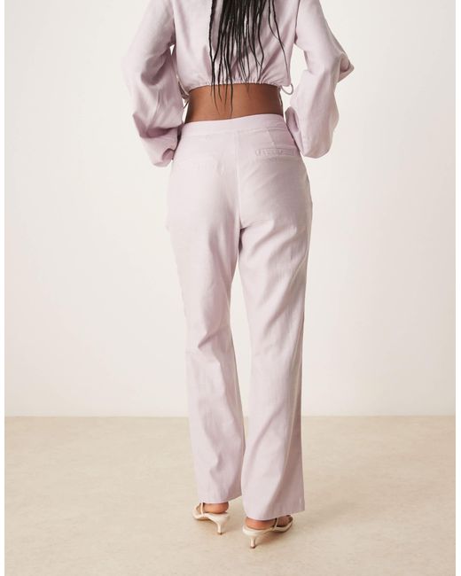 Pantalon droit d'ensemble ajusté en aspect lin avec perles nacrées - lilas ASOS en coloris Natural
