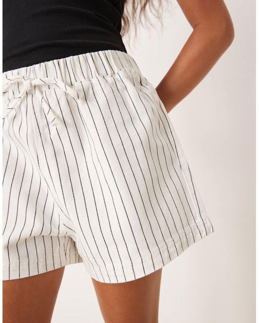 Short style jogging en jean à rayures - écru ASOS en coloris White