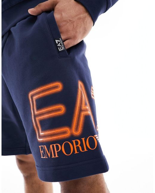 Armani - - pantaloncini della tuta con logo fluo laterale grande di EA7 in Blue da Uomo