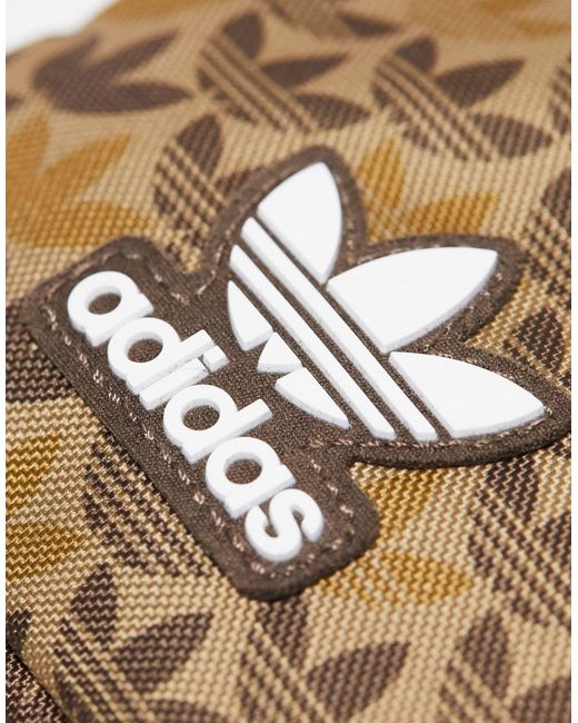 Bandolera pequeña con monograma Adidas Originals de color Metallic