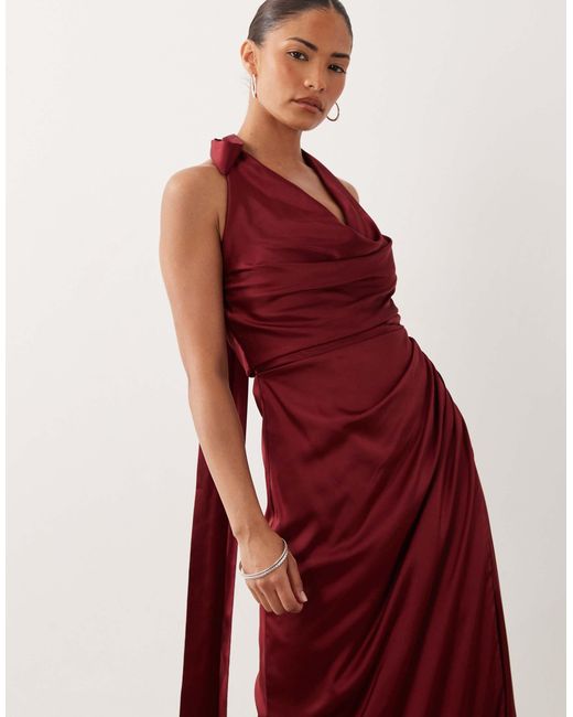 Robe TFNC London en coloris Red
