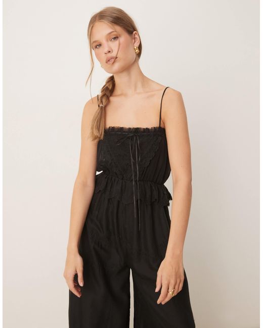 ASOS Black – bestickter jumpsuit
