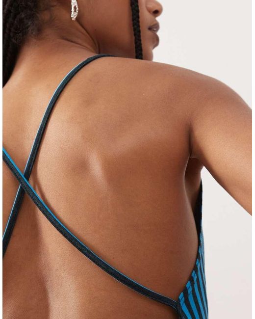 Top A Righe Blu Con Scollo Profondo E Aperto Dietro di Collusion in Blue