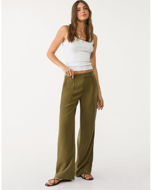 Stradivarius Nette Broek Met Rechte Pijpen En Plooien in het Green