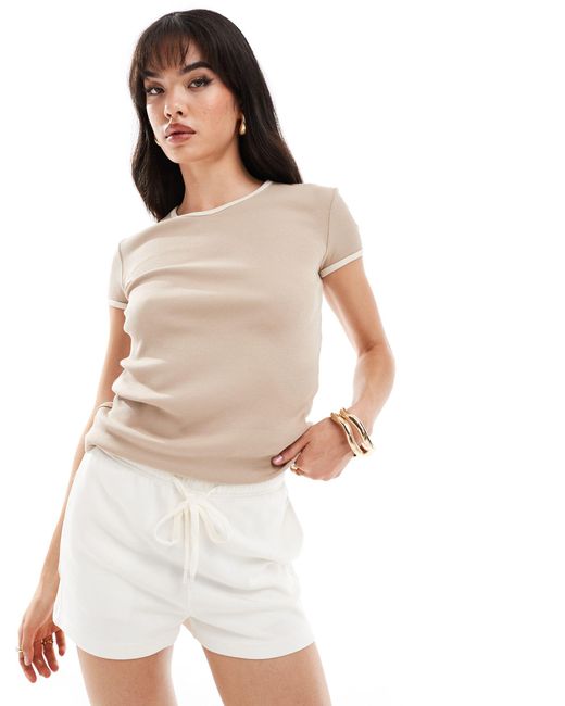 Aware - t-shirt attillata beige con bordi a contrasto di Vero Moda in White