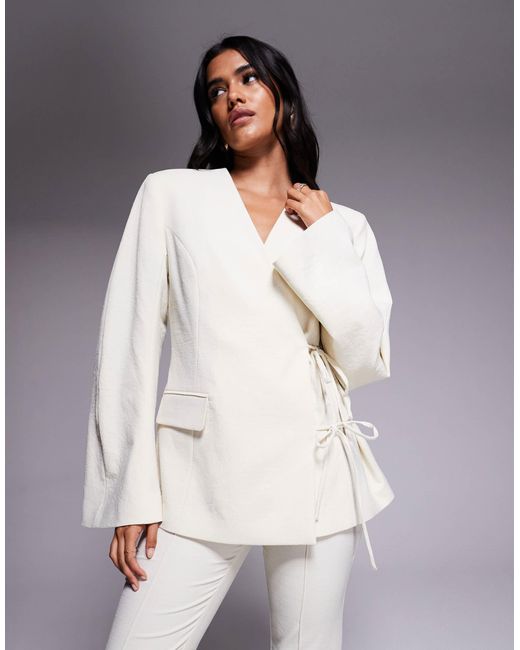 Blazer d'ensemble avec deux liens noués sur les côtés - babeurre ASOS en coloris White