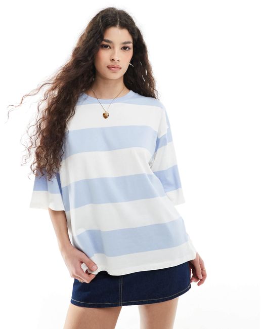 T-shirt oversize à imprimé style universitaire au dos et manches courtes - bleu et blanc à rayures Monki en coloris White