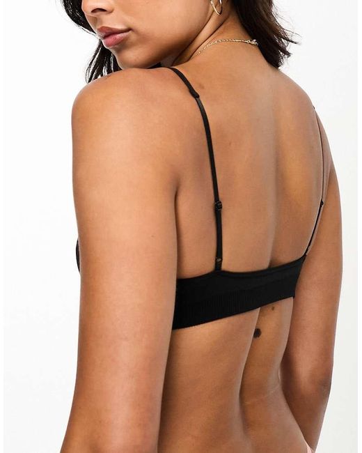 Bralette Triangular Sin Aros Cat De Weekday de color Black