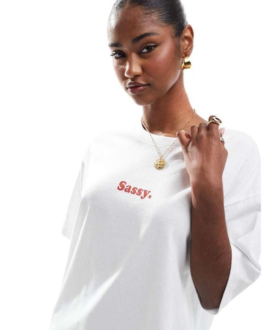 T-Shirt Oversize Bianca Con Scritta "Sassy" di JJXX in White
