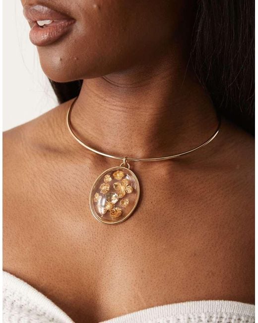 Collar Fino Rígido Con Detalle De Flores Encapsuladas De ASOS de color Brown