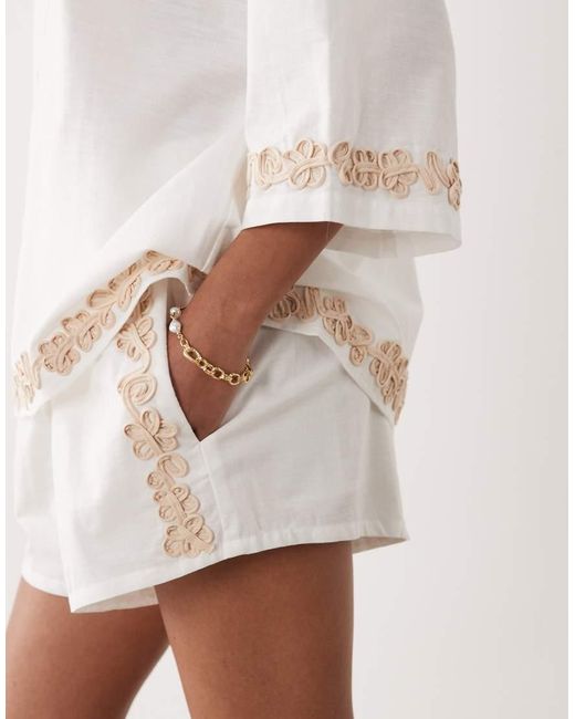 SNDY'S White Linen & Cotton Blend Flower Applique High Waisted Shorts