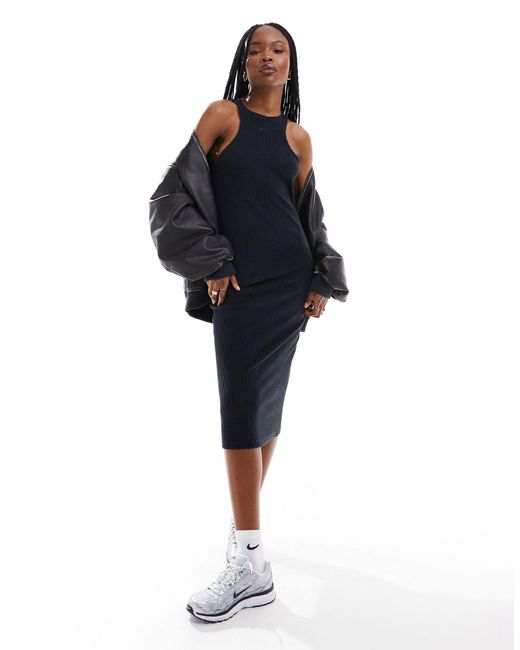 Nike Black – geripptes, mittellanges neckholder-kleid
