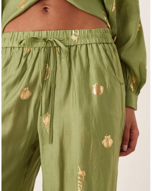 Pantalones Caquis De Pernera Ancha Con Conchas Doradas De (Parte De Un Conjunto)-Verde Never Fully Dressed de color Green