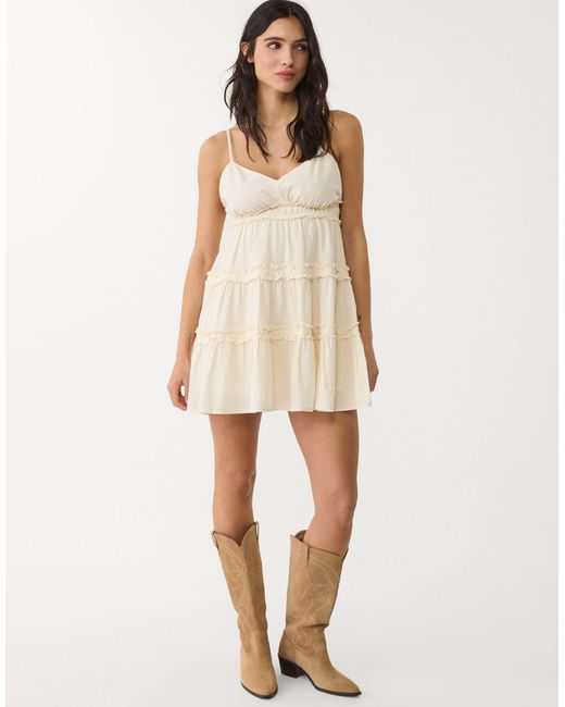 Robe étagée à bretelles et volants - écru Stradivarius en coloris Natural