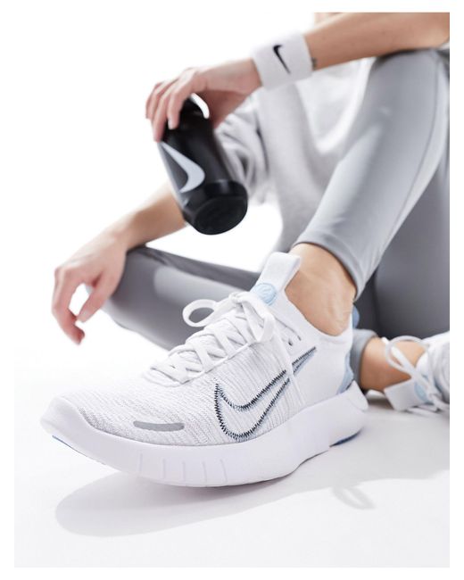 Free run nn sneakers chiaro e blu di Nike in Grigio Lyst