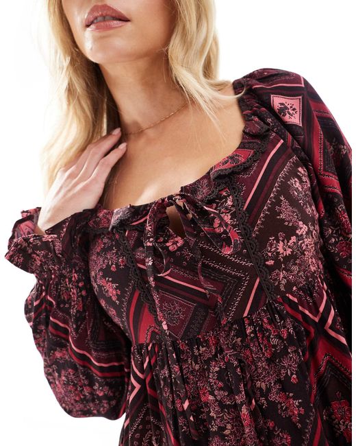 Miss Selfridge Red – gestuftes minikleid mit paisley-blumenmuster