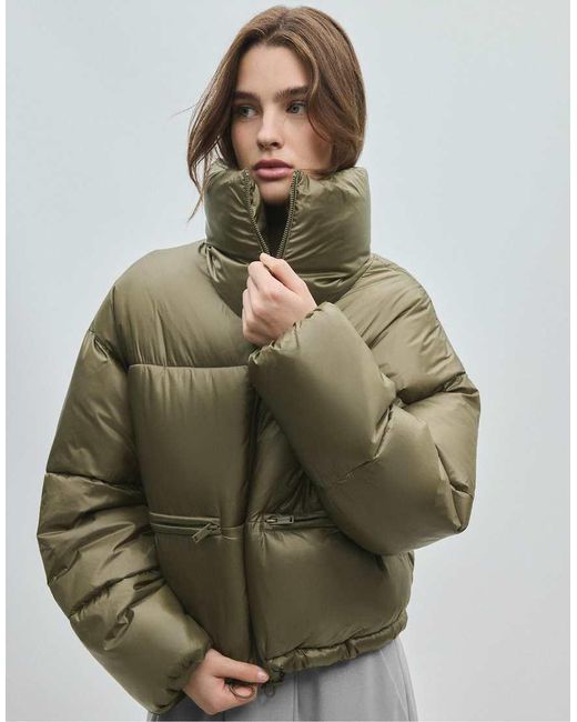 Stradivarius Glanzend Cropped Donsjack in het Green