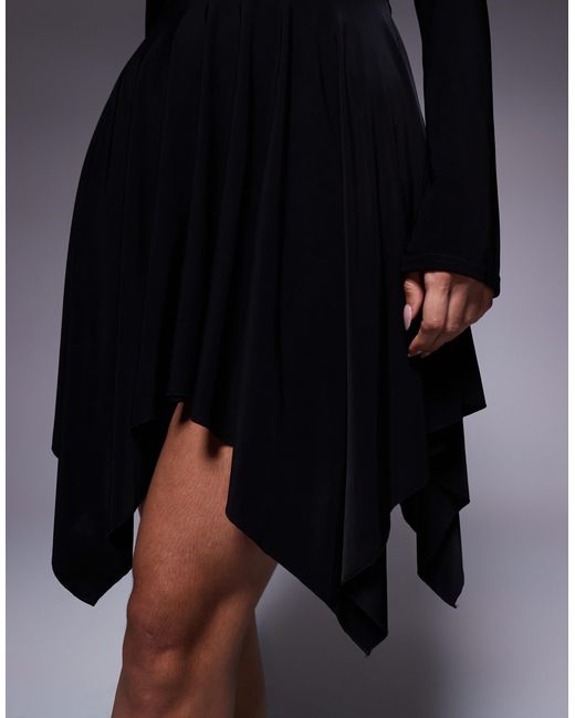 Exclusivité - - robe courte double épaisseur près du corps à encolure bardot rabattue et ourlet en pointe Kaiia en coloris Blue
