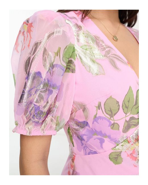 Asos design petite - robe longue volantée en lurex à imprimé rose - rose ASOS en coloris Pink
