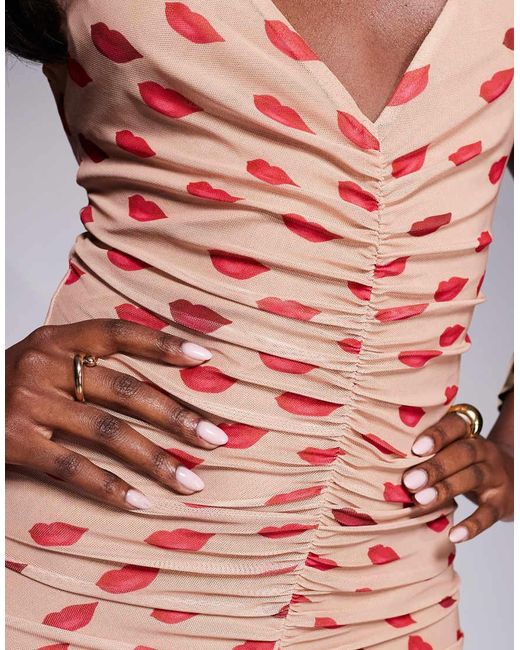 Vestido Largo Color Almendra Escotado Con Estampado De Labios Y Detalle Fruncido Harlo De AFRM de color Purple