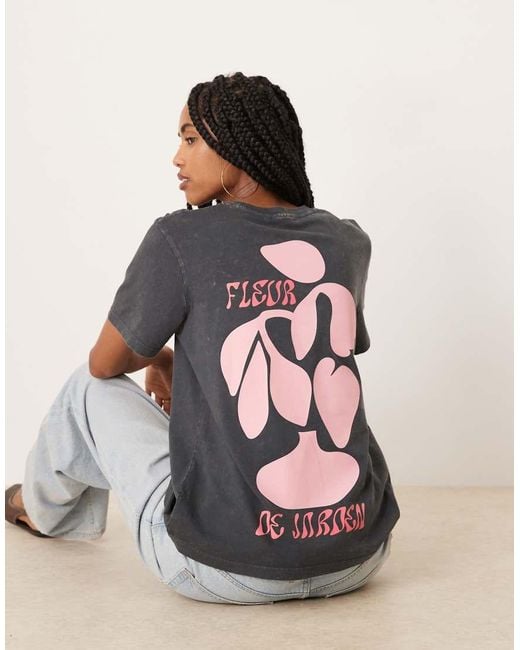 T-Shirt Vestibilità Classica Antracite Slavato Con Grafica Artistica Floreale di ASOS in Pink