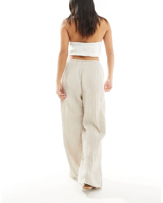 Stradivarius White Petite – schlupfhose mit knitterstruktur