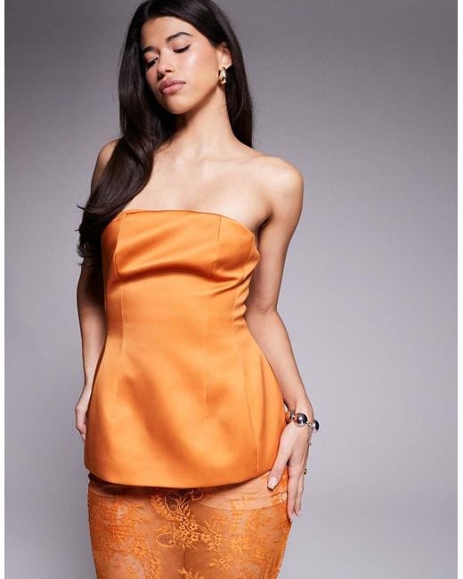 Top Estructurado Con Escote Palabra De Honor Y Sobrefalda En El Bajo De Satén Premium De (Parte De Un Conjunto) ASOS de color Orange