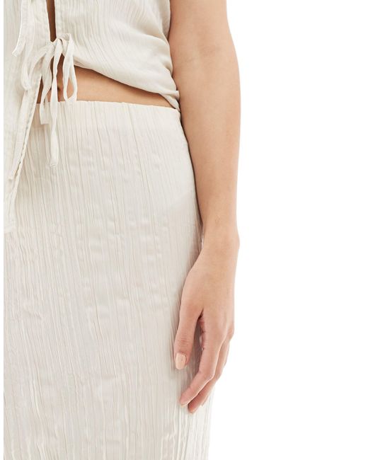 Falda semilarga color crema con acabado rugoso New Look de color White
