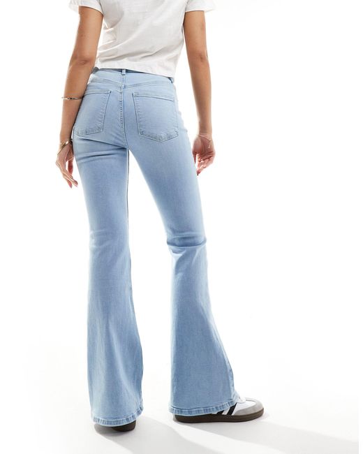 Jeans a zampa e a vita alta lavaggio chiaro di Bershka in Blue