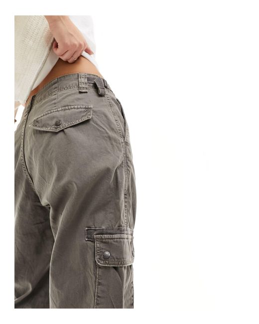 Pantaloni cargo multitasche grigi di Bershka in White