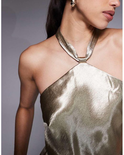 Aria Cove Maxi Halterjurk Van Satijn Met Geknoopte Halslijn En Sjaalzoom in het Metallic