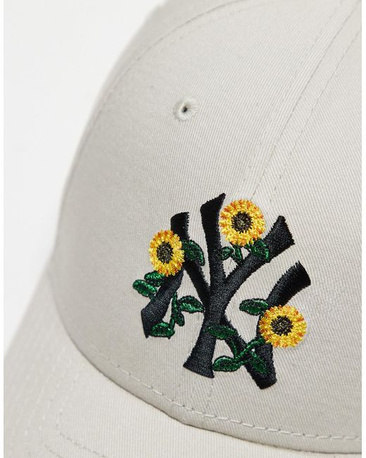 9forty - cappellino beige a fiori ricamati degli new york yankees di KTZ in White