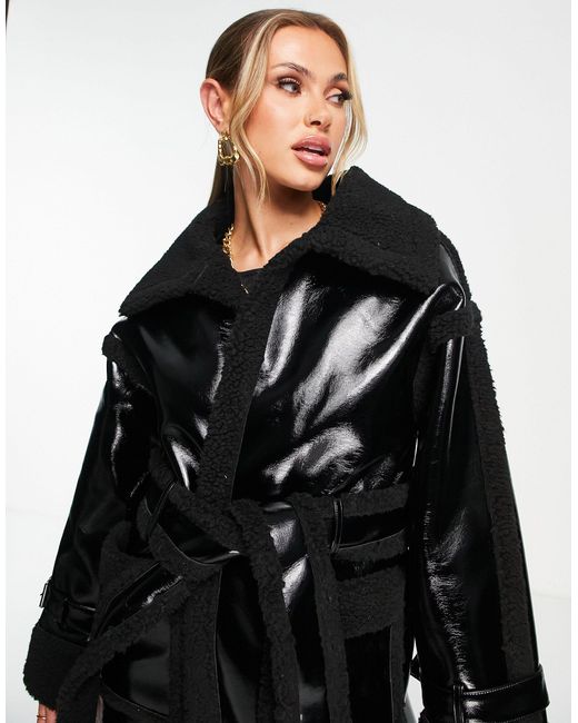 Manteau long noué à la taille en vinyle et imitation peau Aria Cove en coloris Black