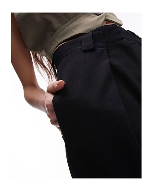 Pantalon large ajusté avec pinces sur l'ourlet TOPSHOP en coloris Black