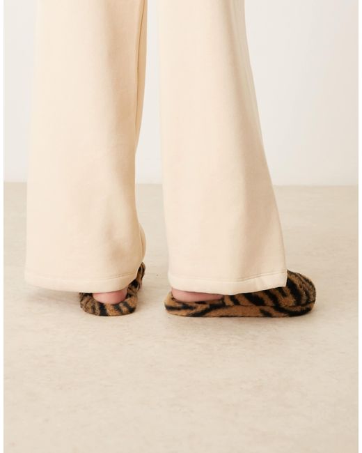 ASOS Natural – zina – hausschuhe mit tigerfellmuster und geschlossener zehenpartie