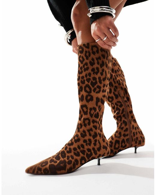 ASOS Red – certain extreme – kniehohe sockenstiefel mit niedrigem kitten-heel-absatz und leopardendesign