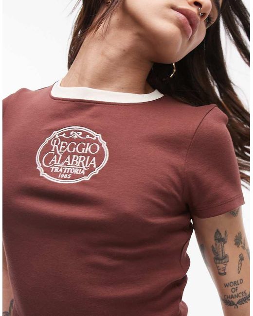 Camiseta Con Diseño Encogido, Ribetes Y Detalle Bordado "Reggio Calabria" De TOPSHOP de color Red