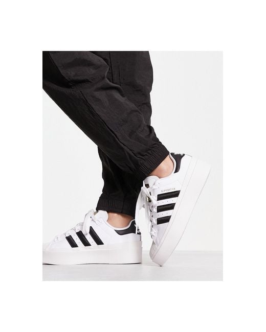 Superstar bonega - sneakers bianche e nere con suola platform di Adidas Originals in Black