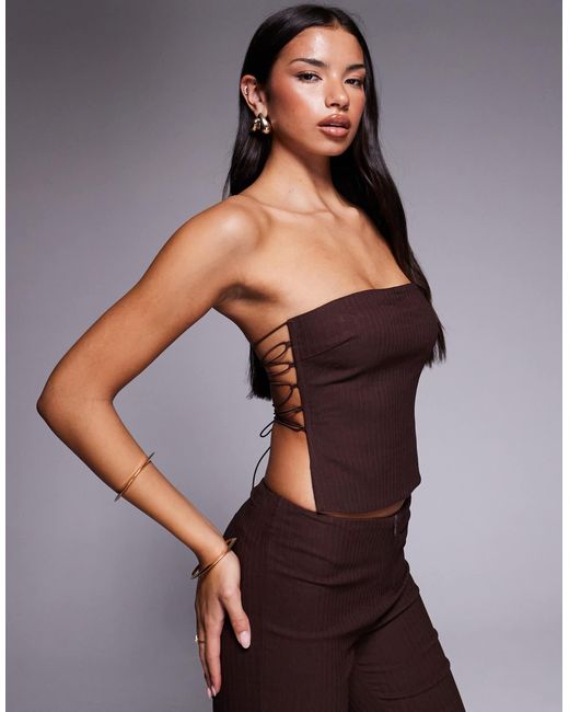 Gwendolyn - top d'ensemble ajusté à fines rayures et encolure bandeau avec dos ouvert à lanières nouées - marron Tiger Mist en coloris Brown