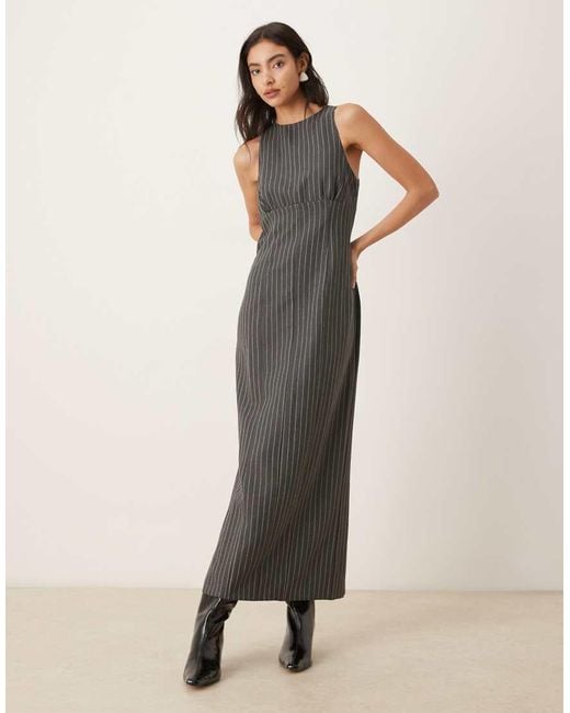 Vestido Largo Gris Con Falda De Tubo Y Raya Diplomática De ASOS de color Natural