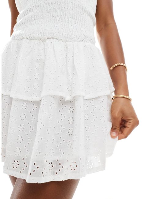 Daisy Street White – trägerloses, gestuftes minikleid