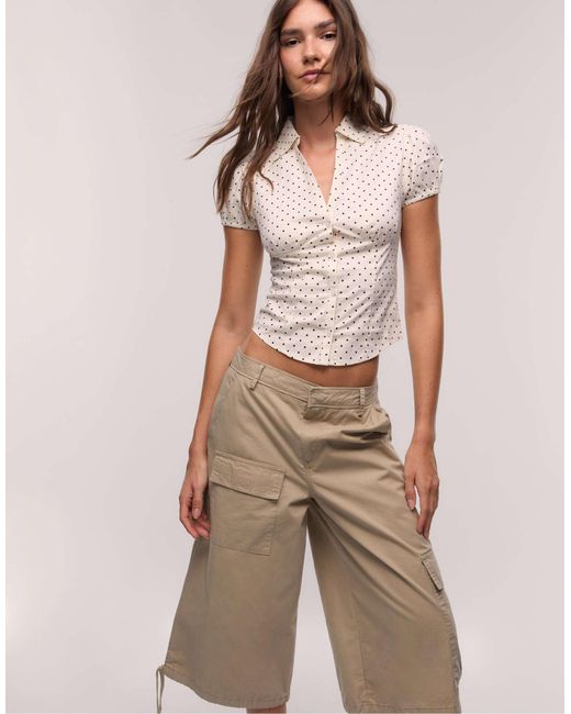 Stradivarius Natural – figurbetonte, kurzärmlige bluse