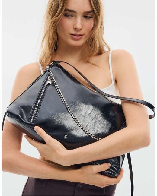 Borsa A Spalla Nera Con Tracolla E Zip di Stradivarius in Black