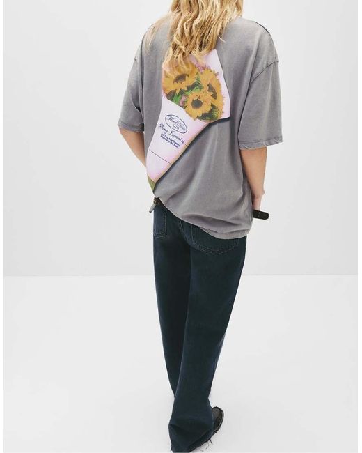 T-Shirt Grigia Con Grafica Con Bouquet Di Fiori di Pull&Bear in Gray