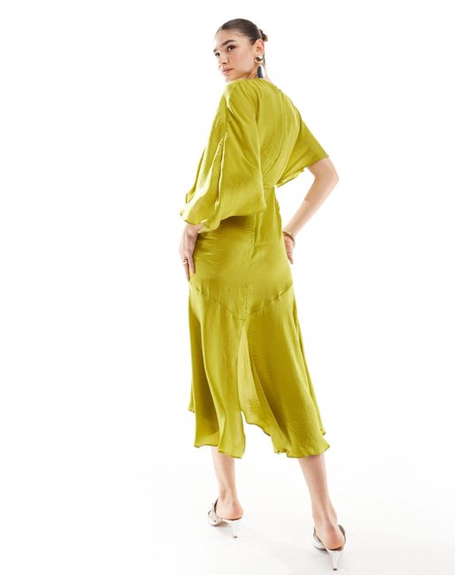 Robe satinée mi-longue à ourlet asymétrique et manches évasées - chartreuse ASOS en coloris Yellow
