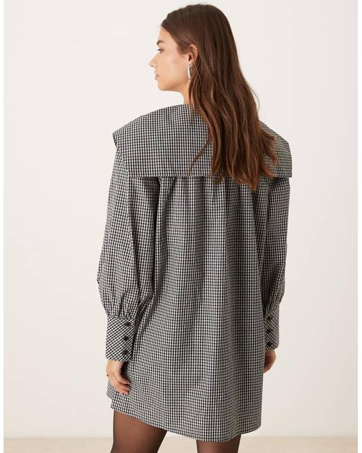 Vestido Corto Negro Y Blanco A Cuadros Amplio Con Lazada Y Solapas Extragrandes De Glamorous de color Gray