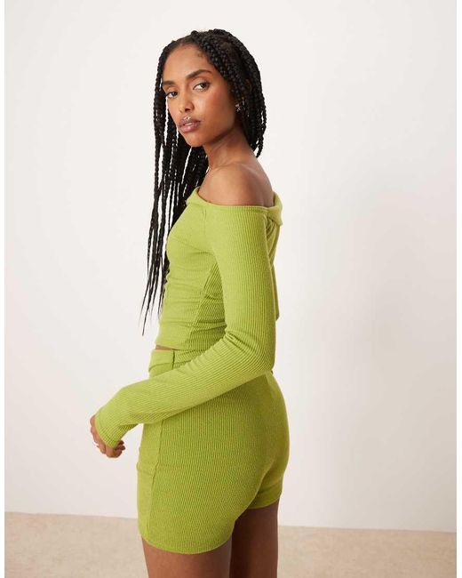 Top Verde A Coste Con Scollo Alla Bardot di ASOS in Green